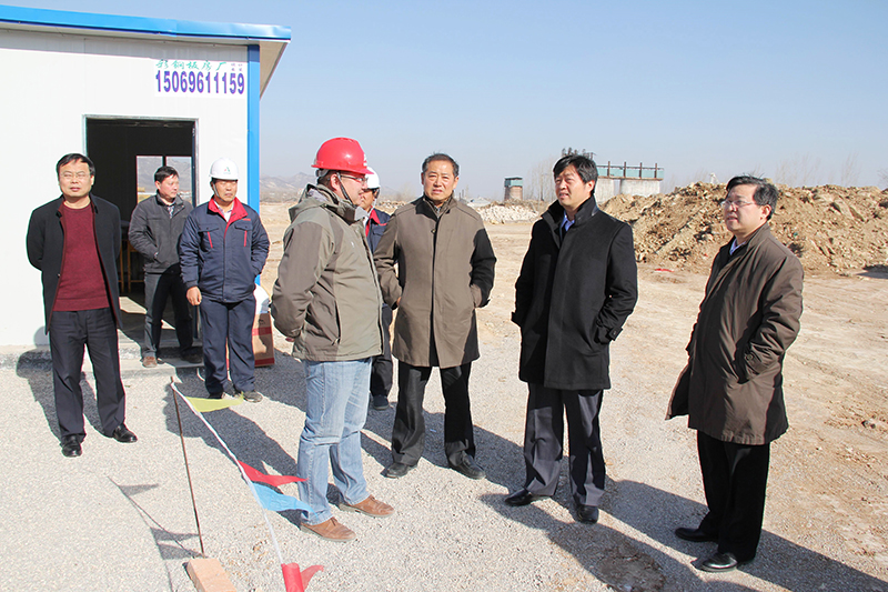 （B1）2015年12月16日，山东高速集团董事、党委委员徐军峰视察公司轨道板场建设工地